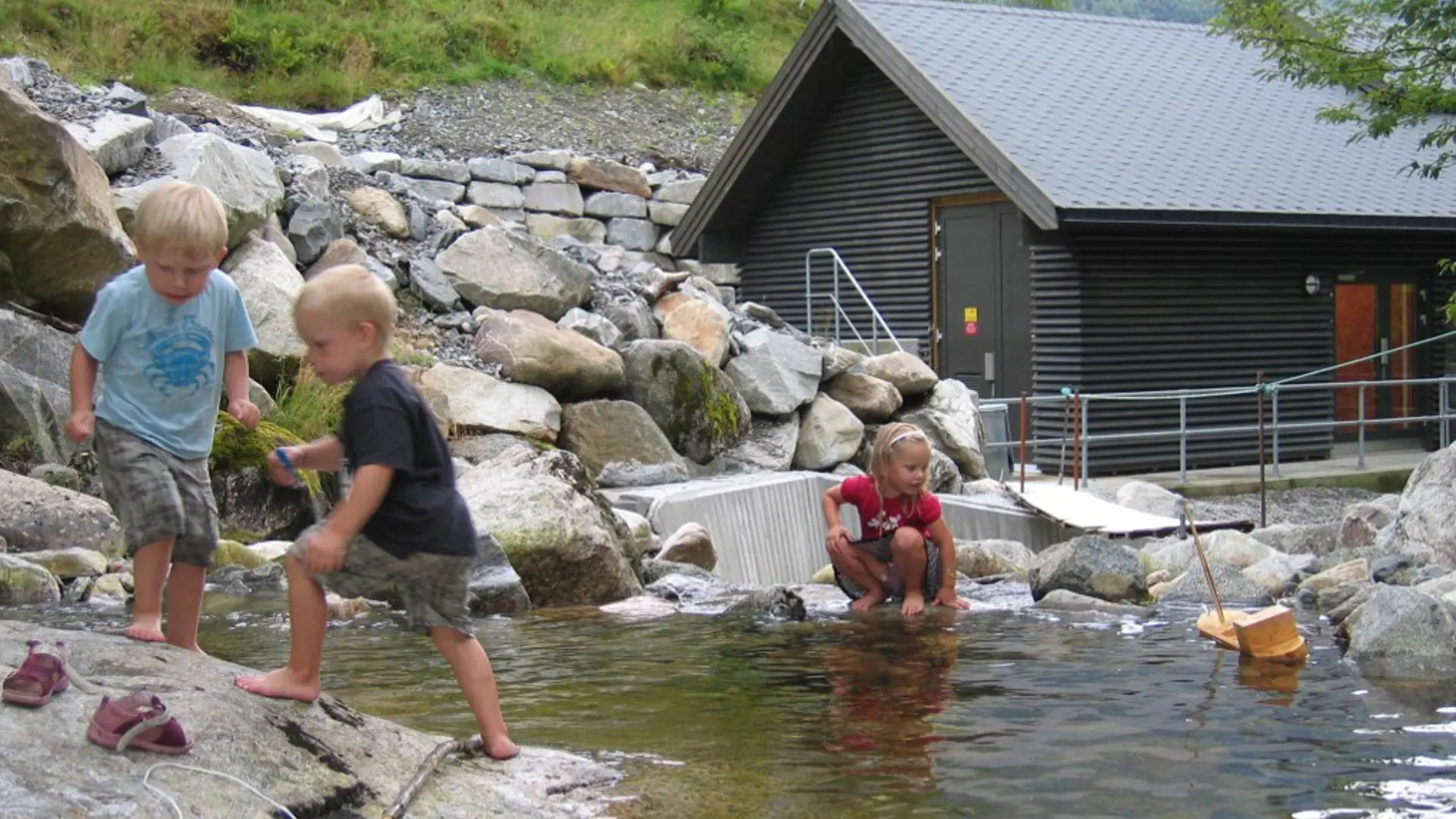 Småkraftforeninga ønsker alle en riktig god sommer!_Vika-eller-Gjerdre-kraftverk.jpg