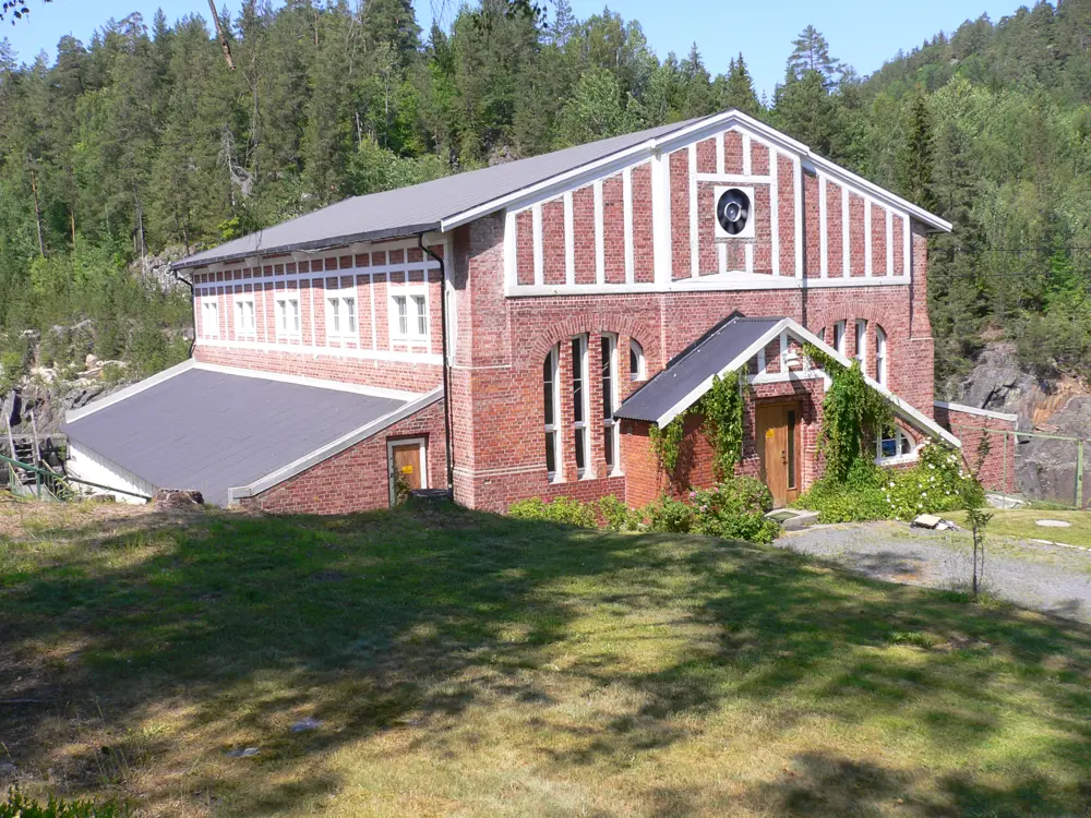 Dalsfoss Kraftstasjon (Pelton Man, Wikipedia Commons)